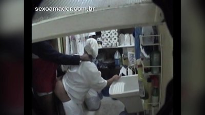 Motoboy ima seks s čistačicom u restoranu između poroda