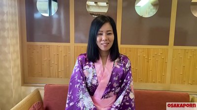41-godišnja Japanka vara muža, a dečki se seksaju za novac. Azijska kuja voli seks s crnim dlakavim macama, tetovaže i pušenje. masturbira stojeći psić IFOM OSAKAPORN