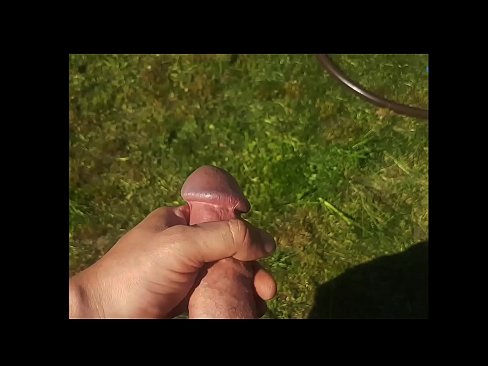 ❤️ Vruća zgodnica jebe svoju ružičastu macu i svršava špricom u ljetnom vrtu Kvalitetna pornografija kod nas