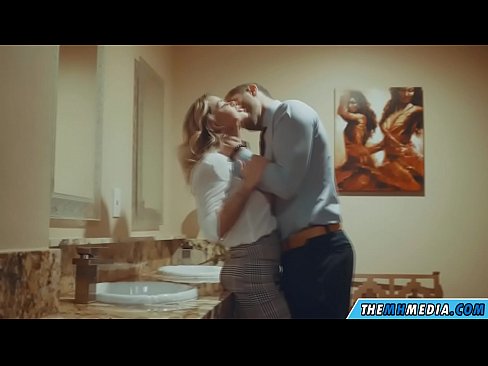 ❤️ Kad te prsata plavuša zavede u javnom zahodu Kvalitetna pornografija kod nas